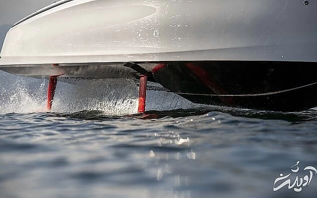 قایقی که بالاتر از سطح آب حرکت میکند!